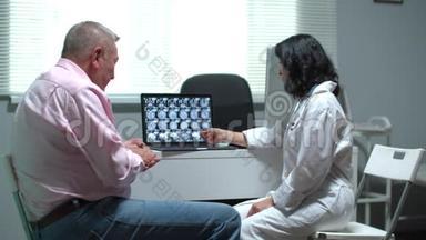 医生在电脑上向医院柜子里的老人展示大脑骗局